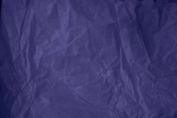 Buruşuk kağıt 2022 'nin Peri renginde. Tasarımın için buruşmuş kağıt dokusu. Uzayı kopyala Çok Peri rengi kağıt.