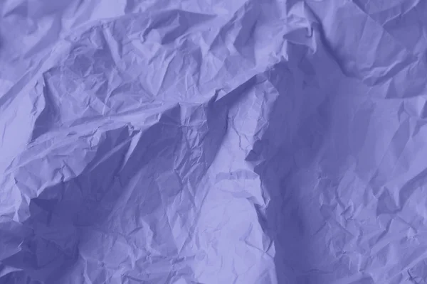 Buruşuk kağıt 2022 'nin Peri renginde. Tasarımın için buruşmuş kağıt dokusu. Uzayı kopyala Çok Peri rengi kağıt.