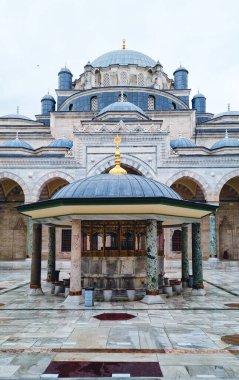 İstanbul 'daki Beyazit Camii. Cami avlusunda. Osmanlı camii mimarisi. Ramazan ve kandil arkaplanı. laylat al-Qadr (kadir gecesi), bayram, Kurban Bayramı, İslami Yeni Yıl, Hicri Yılbaşı