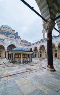 İstanbul 'daki Beyazit Camii. Cami avlusunda. Osmanlı camii mimarisi. Ramazan ve kandil arkaplanı. laylat al-Qadr (kadir gecesi), bayram, Kurban Bayramı, İslami Yeni Yıl, Hicri Yılbaşı
