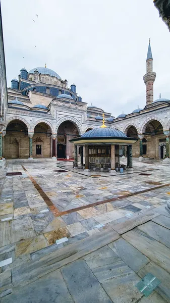 İstanbul 'daki Beyazit Camii. Cami avlusunda. Osmanlı camii mimarisi. Ramazan ve kandil arkaplanı. laylat al-Qadr (kadir gecesi), bayram, Kurban Bayramı, İslami Yeni Yıl, Hicri Yılbaşı