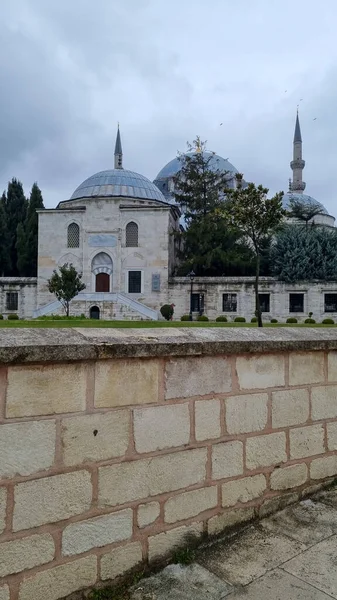 Meczet Beyazit w Stambule. Dziedziniec meczetu. Otomańska architektura meczetu. — Zdjęcie stockowe