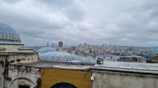 Вид на мечеть Сулеймание Сулеймание Камии. Силуэты мечети Сулеймание в Стамбуле. Османская архитектура — стоковое фото