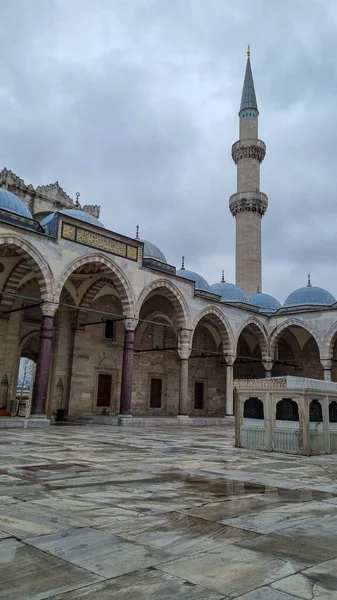 Стамбул, Турция - 11 марта 2021 года: Внешний вид мечети Сулеймание, расположенной на Третьем холме Стамбула. Мечеть была построена по заказу Сулеймана Великолепного и спроектирована Мимаром Синаном. — стоковое фото
