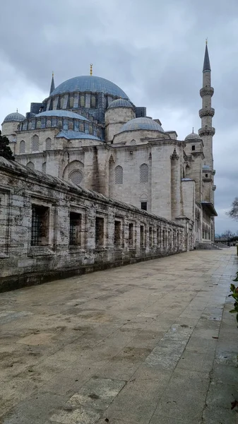 Utsikt över Suleymaniye moskén Suleymaniye Camii. Silhuetter av Suleymaniye moskén i Istanbul. Ottomansk arkitektur — Stockfoto