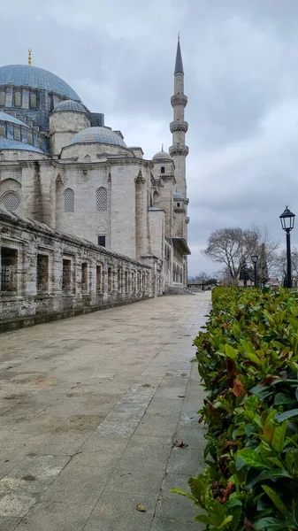 Pohled na Suleymaniye mešitu Suleymaniye Camii. Siluety Suleymaniye mešity v Istanbulu. Osmanská architektura — Stock fotografie