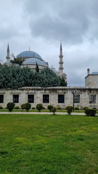 Mesquita Beyazit em Istambul. Pátio da mesquita. Arquitetura da mesquita otomana. — Fotografia de Stock