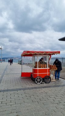 İSTANBUL, TURKEY - 11 Mart 2021 'de İstanbul' da Simit arabası. İstanbul 'daki Trolley Simit rıhtımda.
