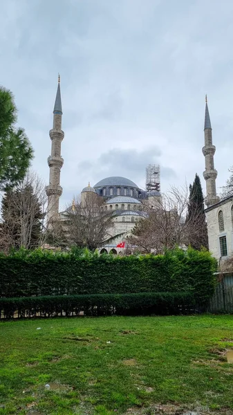 Istanbul, Turecko - 11. března 2021: Vnější pohled na mešitu Suleymaniye, která se nachází na třetím kopci v Istanbulu. — Stock fotografie
