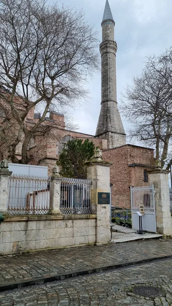 Minarete no museu Hagia Sophia, Istambul, Turquia. Mesquita Aya Sofia exterior em Istambul, peru — Fotografia de Stock