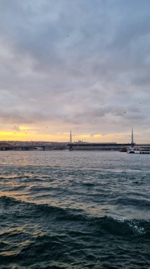 İstanbul, Türkiye - 11 Mart 2021 - Günbatımı, Galata 'ya demirleyen feribotların panoramik manzarası 