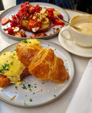 Türk kahvesi. İstanbul 'da iki beyaz fincanda köpüklü bir kalp ve bir kahveyle doğulu tatlılar