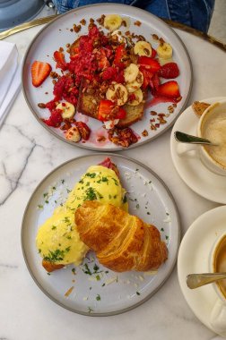 Türk kahvesi. İstanbul 'da iki beyaz fincanda köpüklü bir kalp ve bir kahveyle doğulu tatlılar