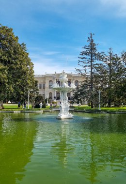 İSTANBUL, Turkey - 12 Mart. Dolmabahce Sarayı. Heykel çeşmeli Selamlık bahçesinin manzarası.