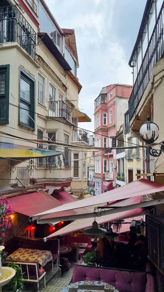 СТАМБУЛ, ТУРКЕЙ - МАРТ 2022: Улица в Исе - знаменитая достопримечательность в европейской части Стамбула — стоковое фото