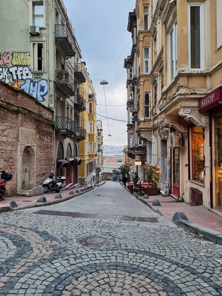 ISTANBUL, TURKEY - MARCH 2022: Street in Is - знаменита пам "ятка в європейській частині Стамбула. — стокове фото