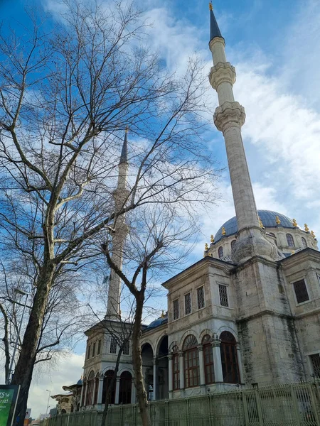 Schöne marmorne Eyup Sultan Moschee in Eyup Nachbarschaft in der Nähe des Goldenen Horns in Istanbul — Stockfoto