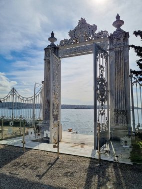 İstanbul 'daki Dolmabahce Sarayı' nın Boğaz kapısı. Alacakaranlık, bulutlar, giriş, barok geçit.