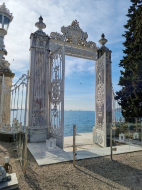 İstanbul 'daki Dolmabahce Sarayı' nın Boğaz kapısı. Alacakaranlık, bulutlar, giriş, barok geçit.