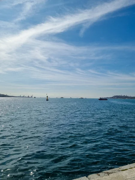 Panorama de Istambul no horizonte e gaivotas sobre o mar. Ampla paisagem do Chifre Dourado — Fotografia de Stock