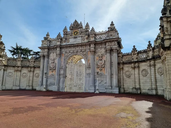 İstanbul, Türkiye 12 Mart 2021: Dolmabahce Caddesi 'ndeki Sultan' ın Kapısı 'nın dış cephesi.
