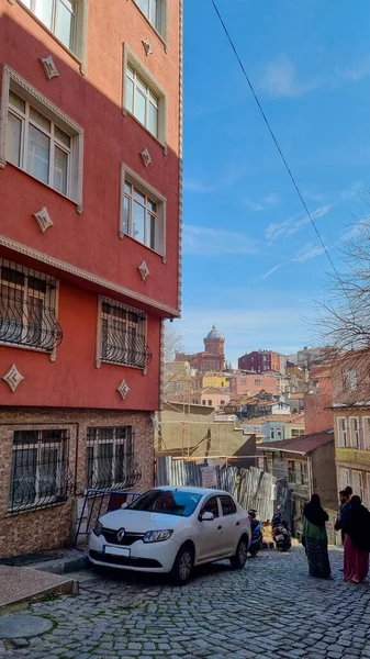 Istanbul, Turkey - March 13, 2021:Poor districts of Istanbul, colorful houses. Istanbul architecture. — Stock Photo, Image