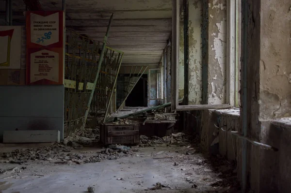 ทางเด นในโรงเร ยนร างใน Pripyat โซนยกเว นเชอร โนบ — ภาพถ่ายสต็อก