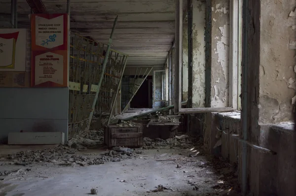 ทางเด นในโรงเร ยนร างใน Pripyat โซนยกเว นเชอร โนบ — ภาพถ่ายสต็อก