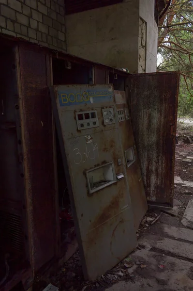 Pripyat Ukraine Maja 2019 Rusty Automaty Sprzedaży Wody Sodowej Pobliżu — Zdjęcie stockowe
