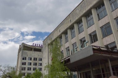 Çernobil, Ukrayna - 11 Mayıs 2019: Pripyat Belediye Meclisi ve Polissya Oteli - Pripyat, Çernobil Yasaklama Bölgesi, Ukrayna