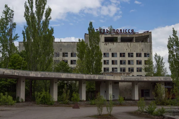 PRIPYAT, UKRAINE, 11 Mayıs 2019: Çernobil faciasından sonra terk edilen Ukrayna 'nın Pripyat kasabasındaki otel