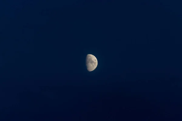 Zbliżenie Ładnego Półksiężyca Ciemnoniebieskim Niebie Zdjęcie Szczegółami Księżyca Niebieskiej Godzinie — Zdjęcie stockowe
