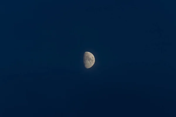 在深蓝色的天空中 一轮美丽的新月形月亮的近照 蓝色时间的月亮细节的全景照片 照片月亮 — 图库照片