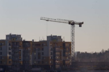 İnşaat halindeki çok katlı apartmanlar. Yüksek binaların beton ve tuğla iskeleti.