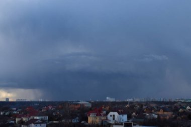 Şehrin kenar mahallelerinde kara bulutlar, yaz mevsimi, atmosferik fotoğraf