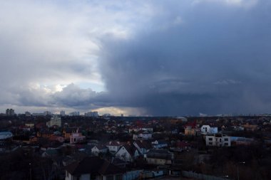 Şehrin kenar mahallelerinde kara bulutlar, yaz mevsimi, atmosferik fotoğraf