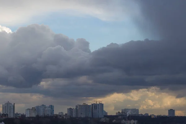 Темное Грозовое Облако Над Окраиной Города Лето Атмосферное Фото — стоковое фото