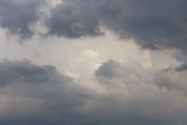 Yağmurdan önce bulutlarla dolu karanlık bir gökyüzü. Gökyüzünde kara fırtına bulutları