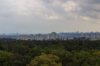 Ukrayna 'nın başkenti Kyiv' in Panoraması. Protasiv Yar yüksekliğinden görüntü.