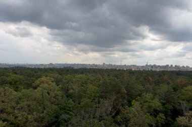 Ukrayna 'nın başkenti Kyiv' in Panoraması. Protasiv Yar yüksekliğinden görüntü.