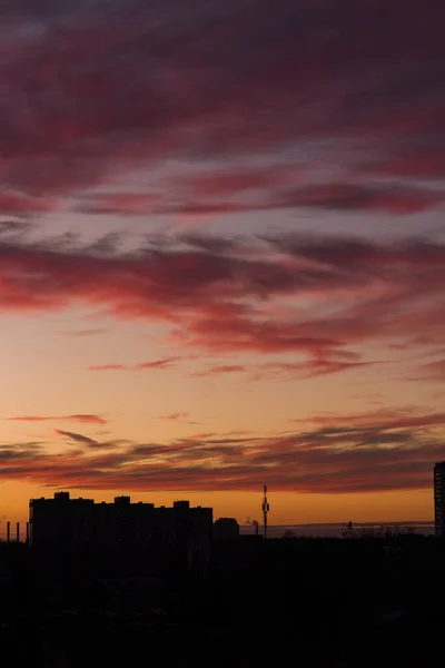 Piękny Fioletowy Zachód Słońca Nad Nocnym Miastem Zachód Słońca Purpurowe — Zdjęcie stockowe