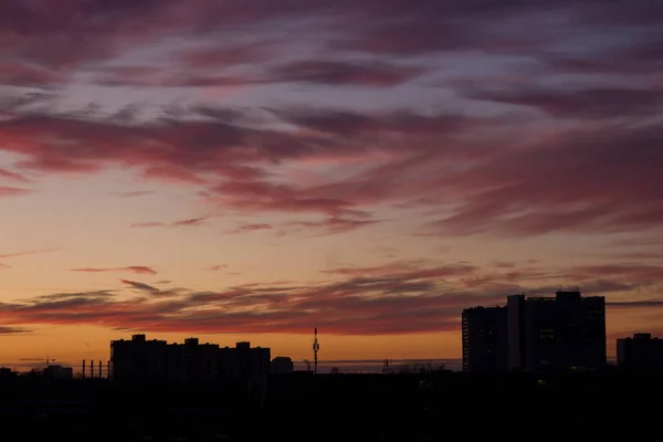 Belo Pôr Sol Violeta Sobre Cidade Noturna Pôr Sol Nuvens — Fotografia de Stock