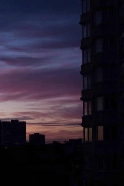 Prachtige Violette Zonsondergang Boven Nachtstad Zonsondergang Paarse Wolken Boven Stad — Stockfoto