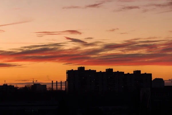 Belo Pôr Sol Violeta Sobre Cidade Noturna Pôr Sol Nuvens — Fotografia de Stock