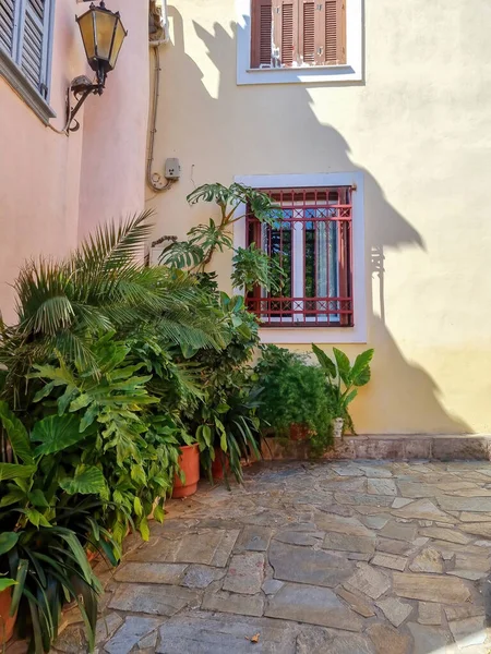 2021 그리스 그리스 아테네의 플라카 지역의 거리에 집들의 — 스톡 사진