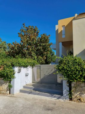 31 Ağustos 2021 Yunanistan. Plaka ilçesinin dar sokaklarındaki renkli evlerin manzarası, Atina, Yunanistan.