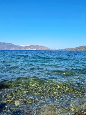 Su altında dalgalı deniz taşları.