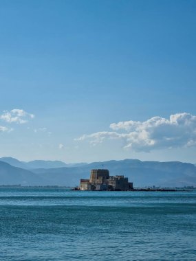 Nafplio, Yunanistan, 01 Eylül 2021 Bourdzi veya Bourtzi kalesi. Nafplion, Mora 'da bir Yunan kentidir..