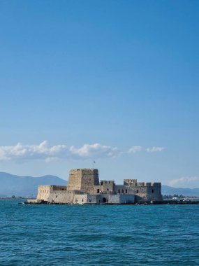 Nafplio, Yunanistan, 01 Eylül 2021 Bourdzi veya Bourtzi kalesi. Nafplion, Mora 'da bir Yunan kentidir..