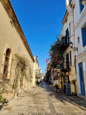 31 Eylül 2021 Yunanistan. Plaka bölgesinin dar sokaklarındaki renkli evlerin manzarası. Yunanistan.